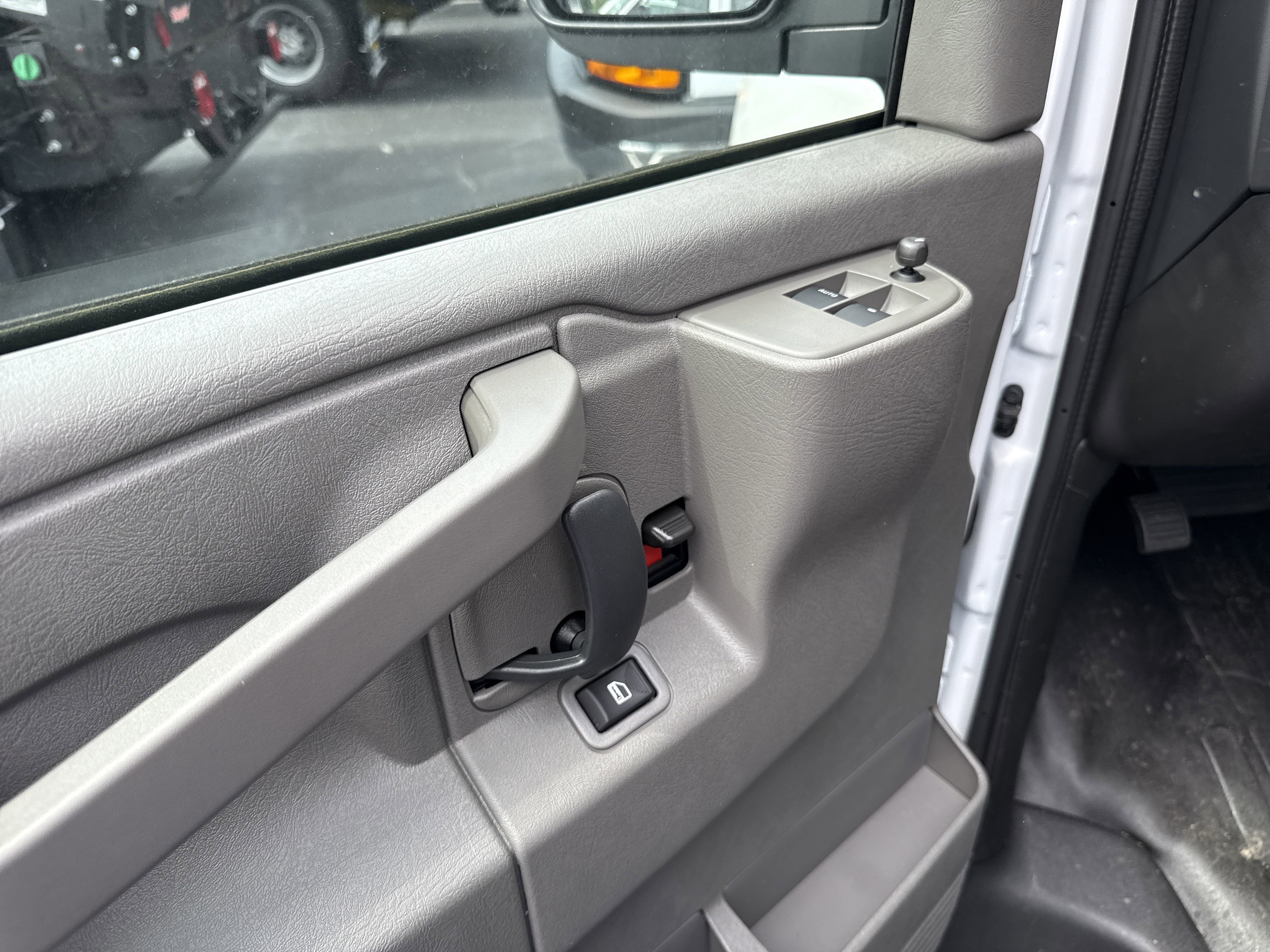 2025 Chevrolet Express Cargo Work Van - Photo 10
