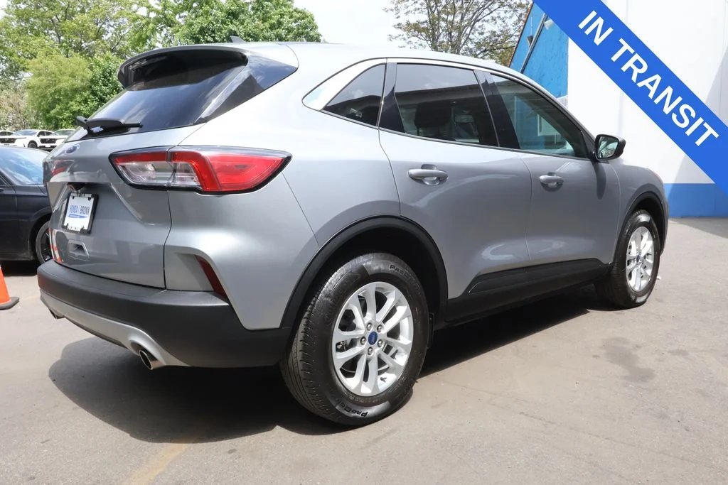 Used 2022 Silver Metallic Ford SE image 3