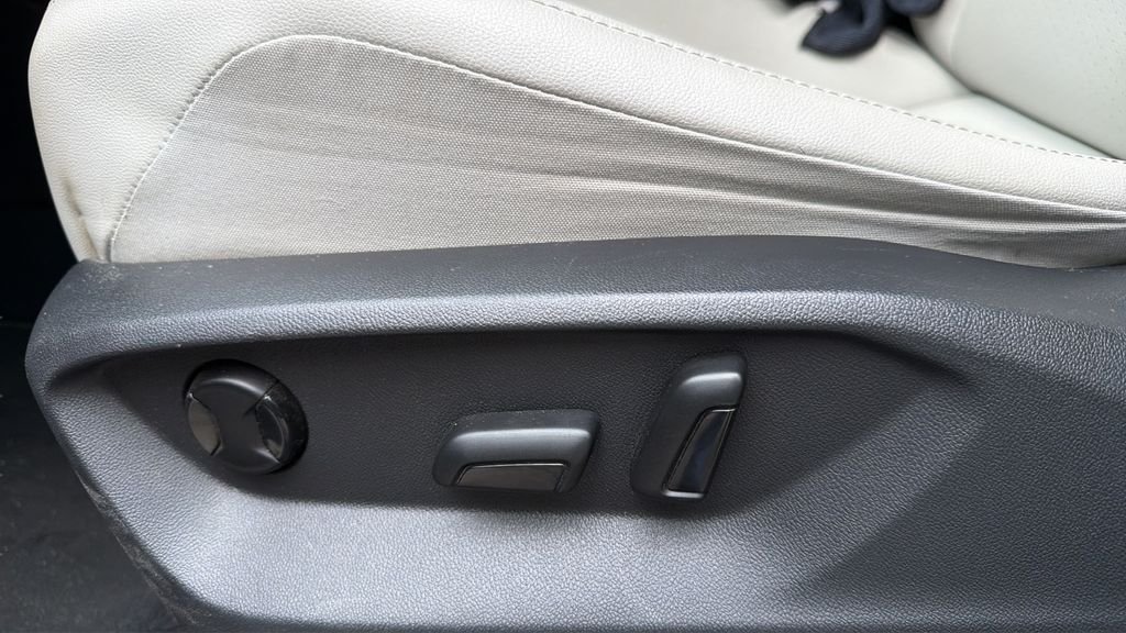 Used 2019 Red Volkswagen 2.0T SE image 17