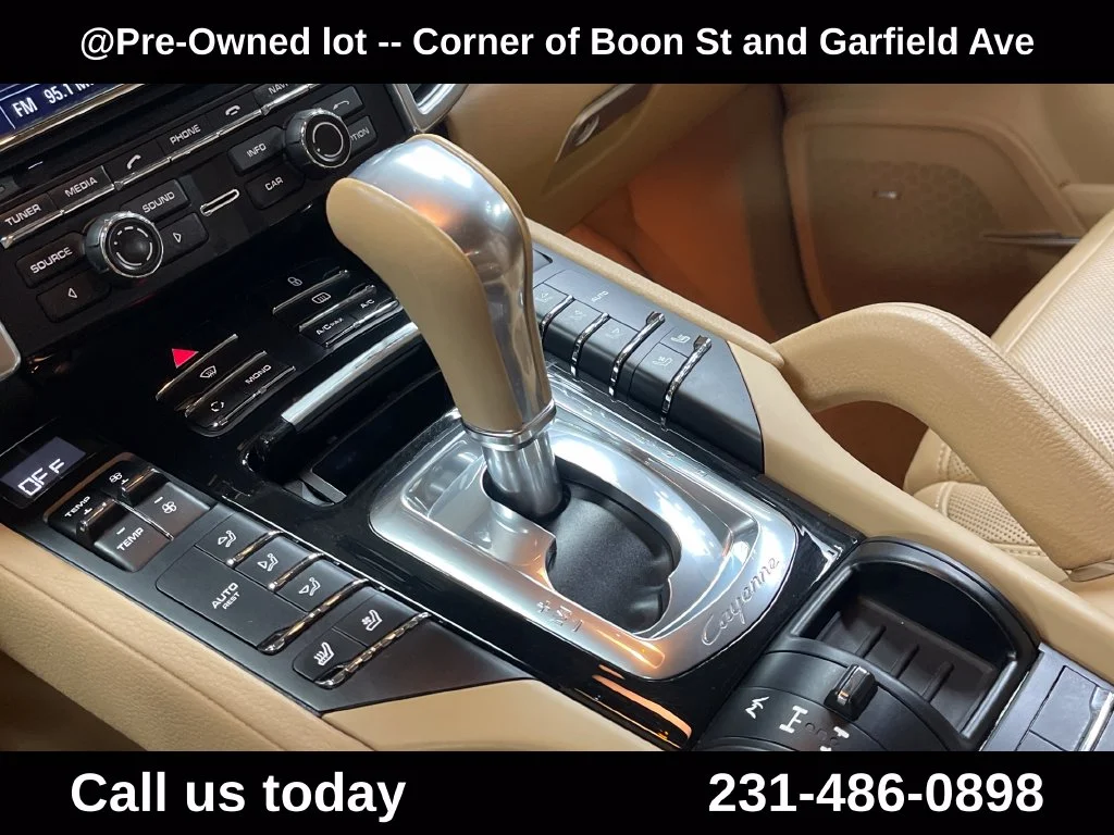 Used 2013  Porsche Diesel image 22