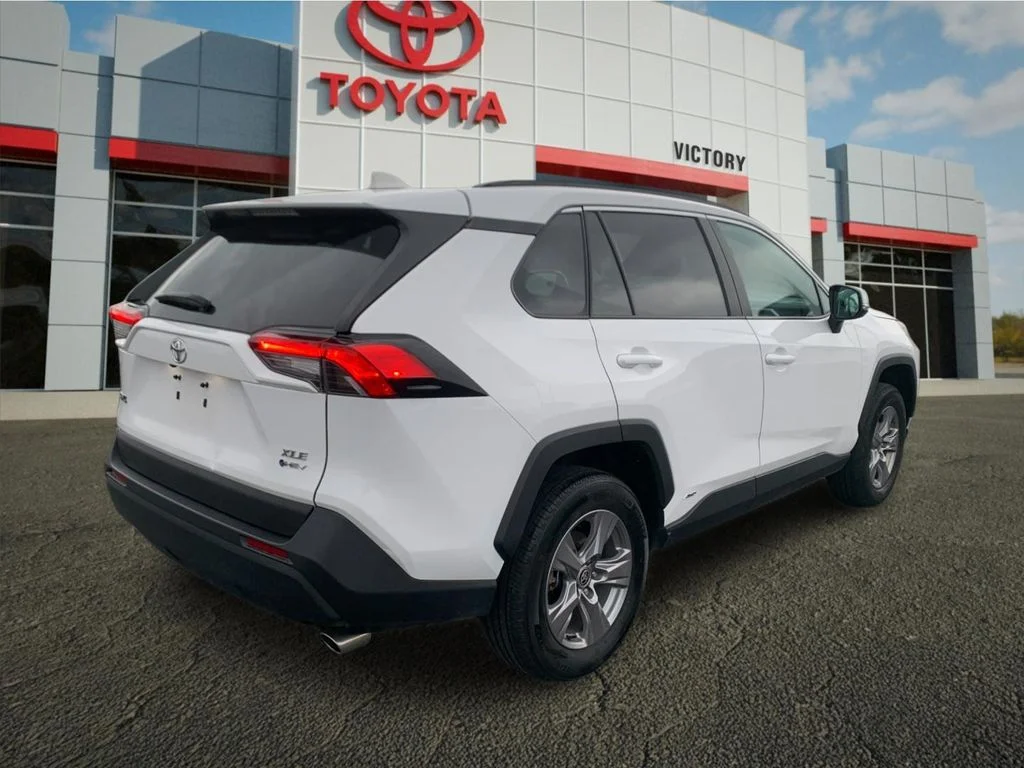 Used 2025 White Toyota XLE image 3