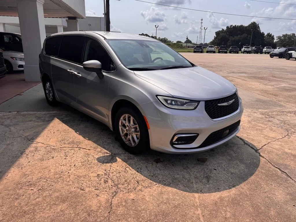 Used 2023 Silver Chrysler Touring L image 13