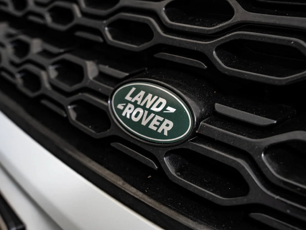 Used 2023 Fuji White Land Rover SE R-Dynamic image 3