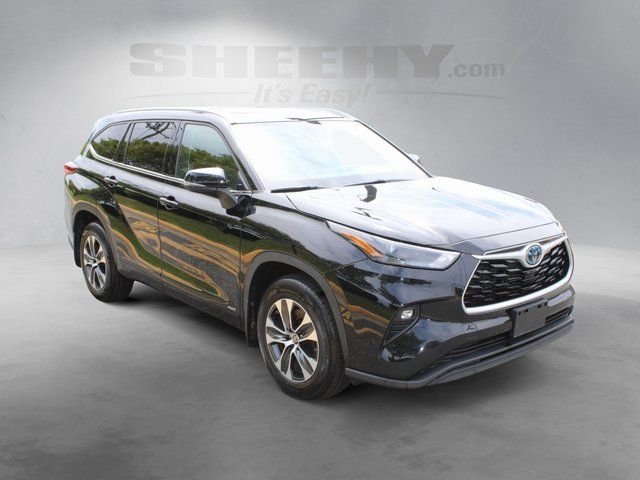 Used 2022 Black Toyota XLE image 2