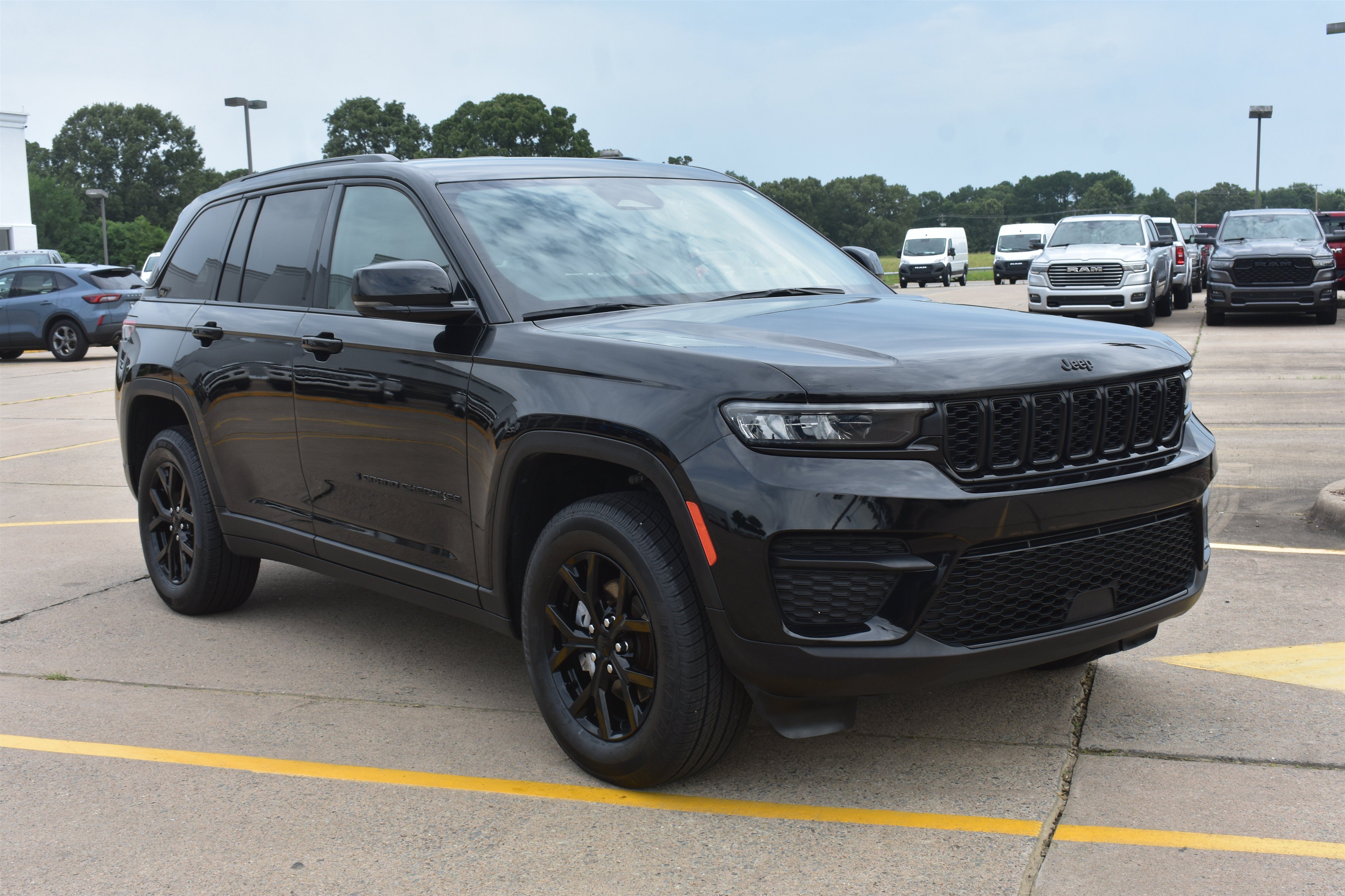 Used 2024 Diamond Black Crystal Pearlcoat Jeep Altitude image 3