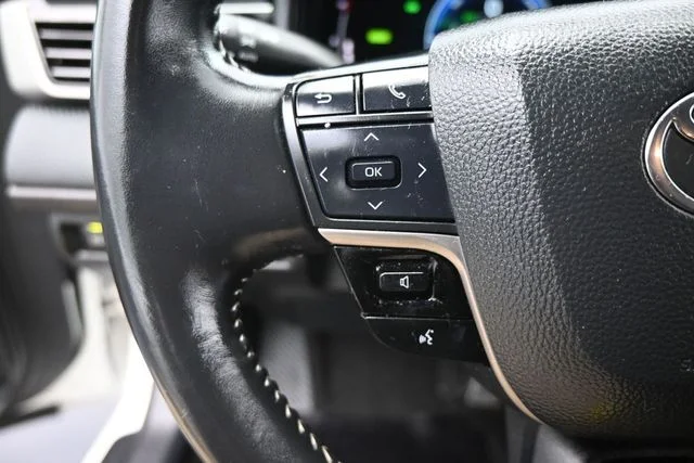 Used 2025  Toyota SE image 21