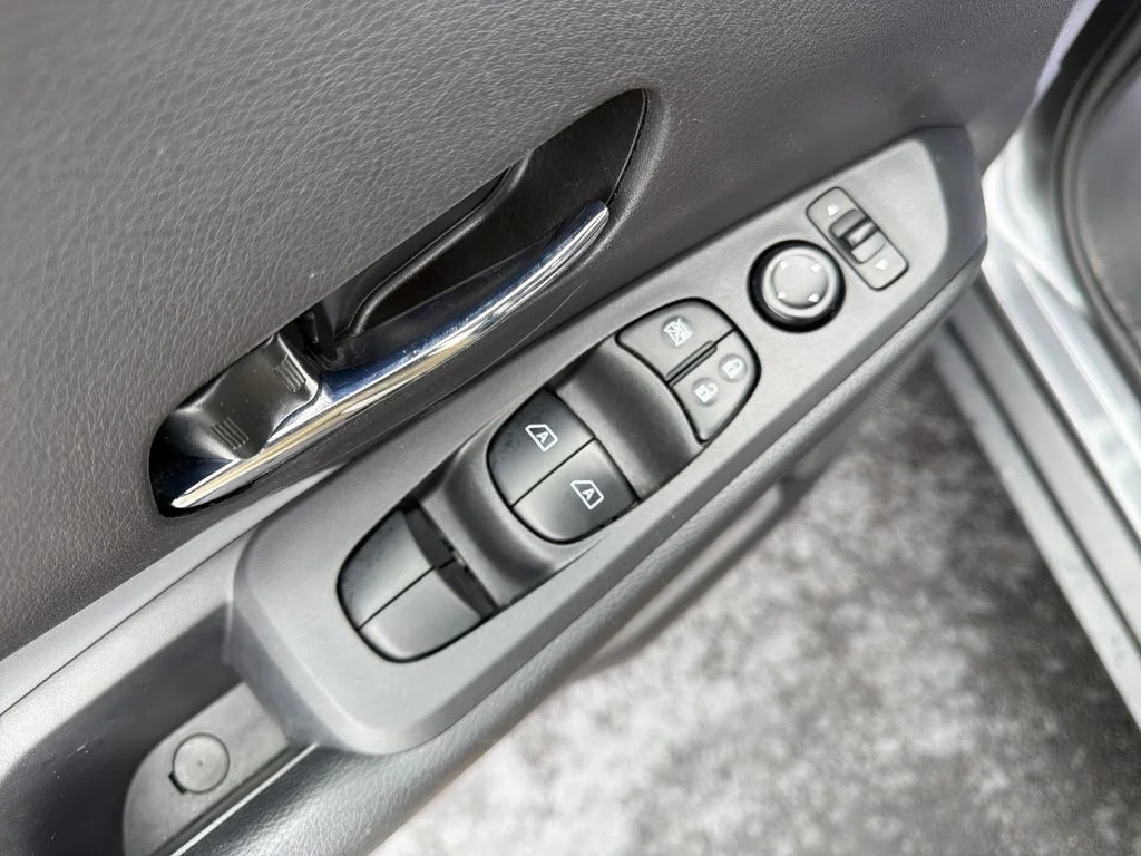 Used 2023 Gray Nissan SR image 16