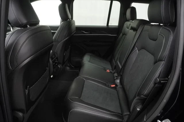 New 2026 Diamond Black Crystal Pearl-Coat Exterior Paint Jeep Laredo image 17