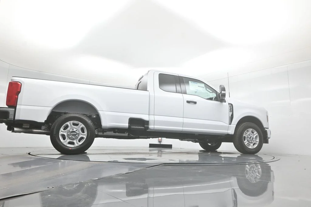 New 2026 Oxford White Ford XLT image 44