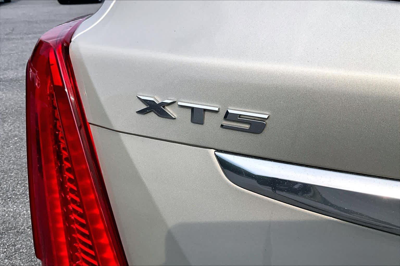 Used 2017 Silver Coast Metallic Cadillac Luxury FWD image 10