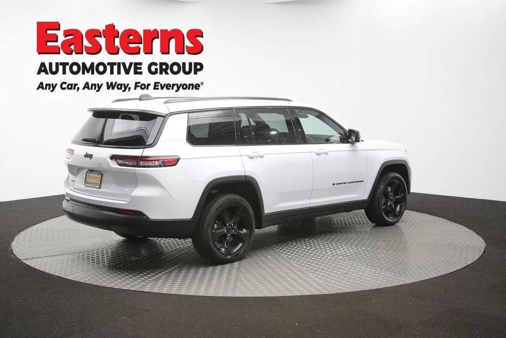 Used 2023 White Jeep Altitude image 43