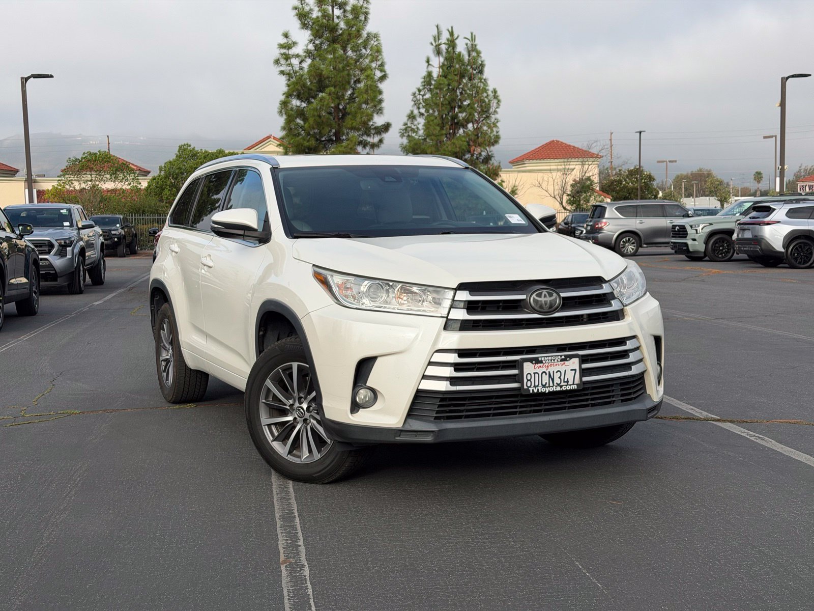 Used 2018 Blizzard Pearl Toyota XLE image 1