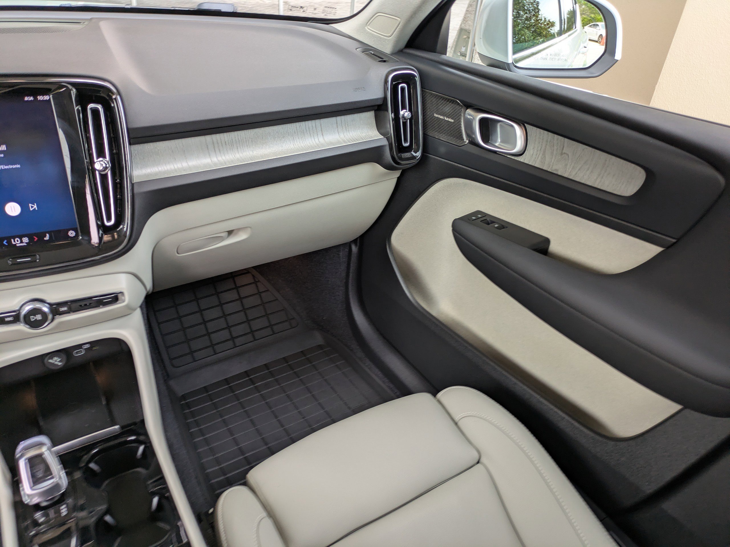 2025 Volvo XC40 Plus - Photo 16