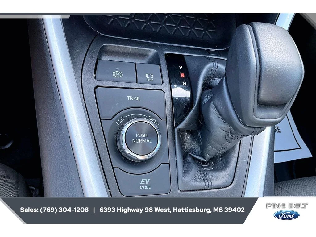 2024 Toyota RAV4 XLE - Photo 23