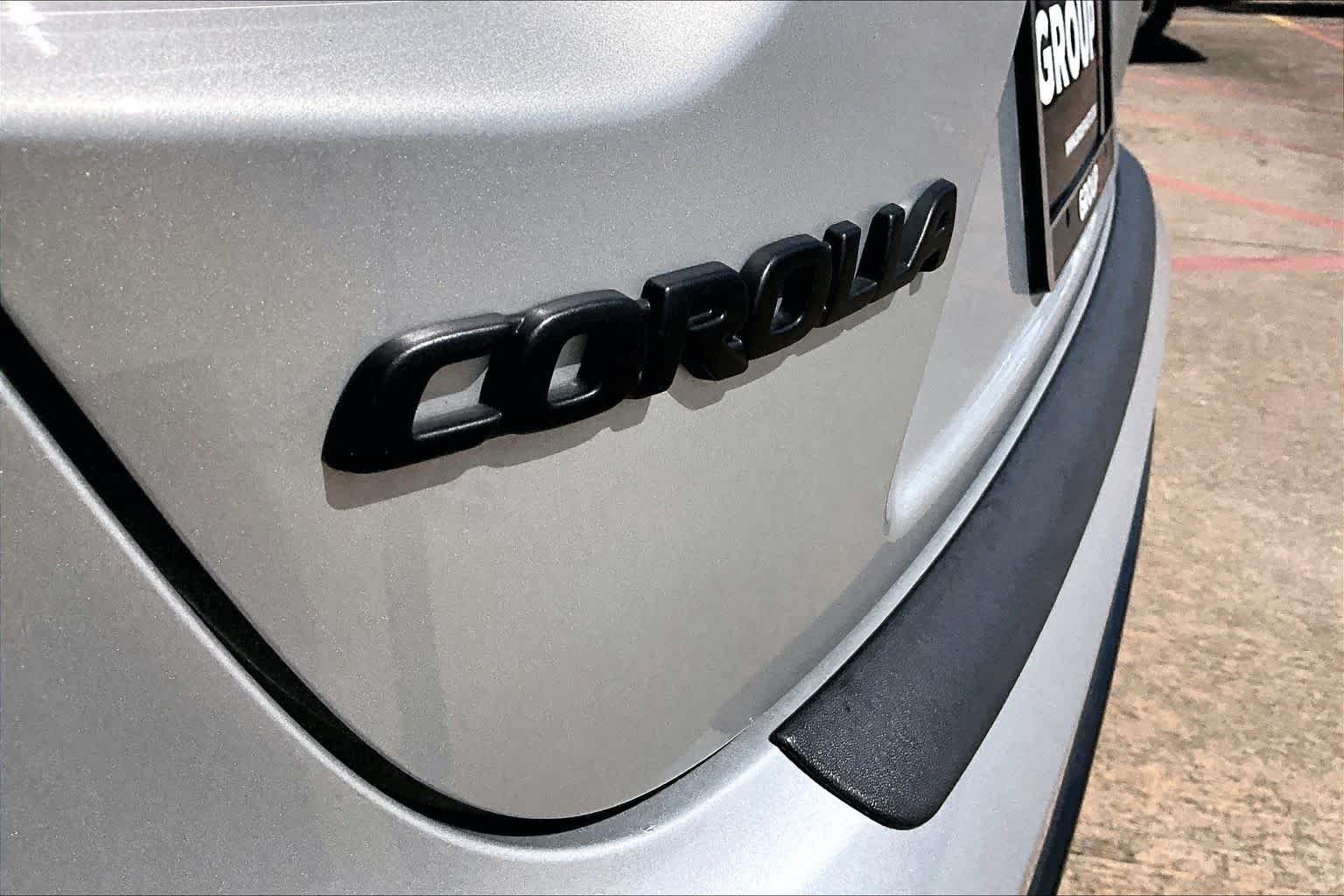 Used 2025 Classic Silver Metallic Toyota SE image 31