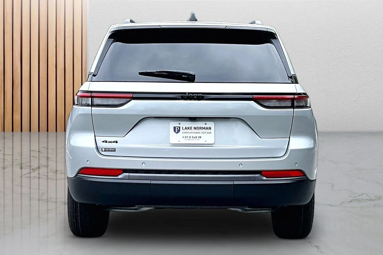 New 2026 Silver Zynith Exterior Paint Jeep Altitude image 8