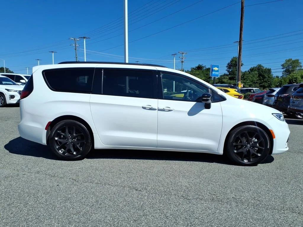 Used 2025 White Chrysler Limited image 35