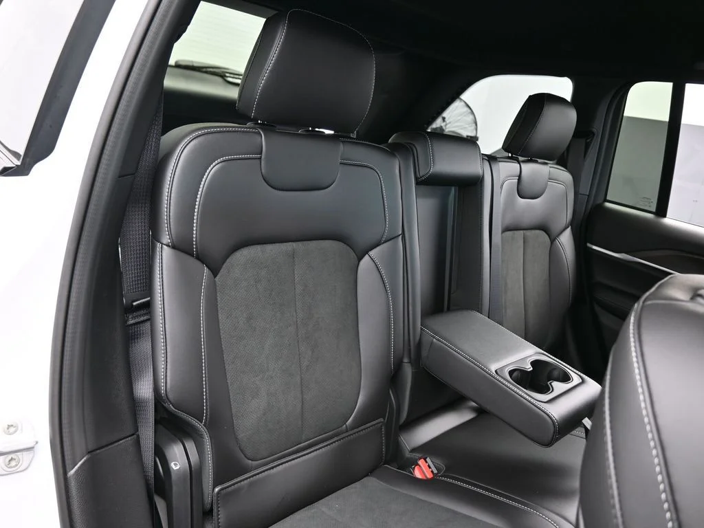 New 2026 Bright White Clear-Coat Exterior Paint Jeep Laredo image 36