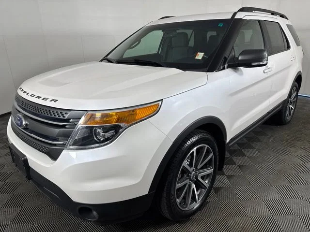 Used 2015 White Platinum Clearcoat Metallic Ford XLT image 8