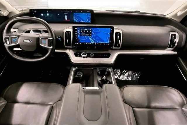 Used 2025 Oxford White Ford Active image 18