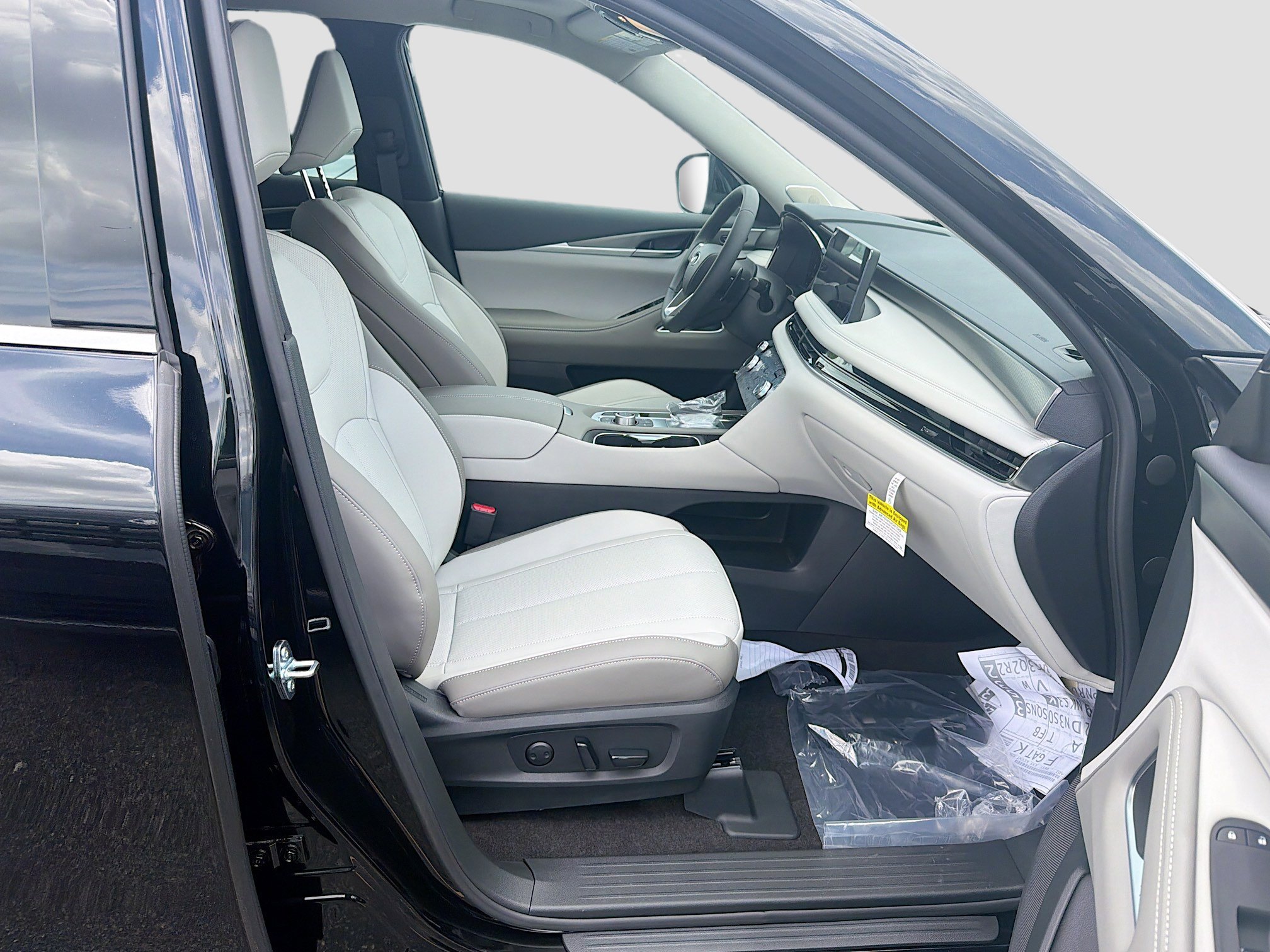 New 2027 MINERAL BLACK INFINITI Luxe FWD image 25