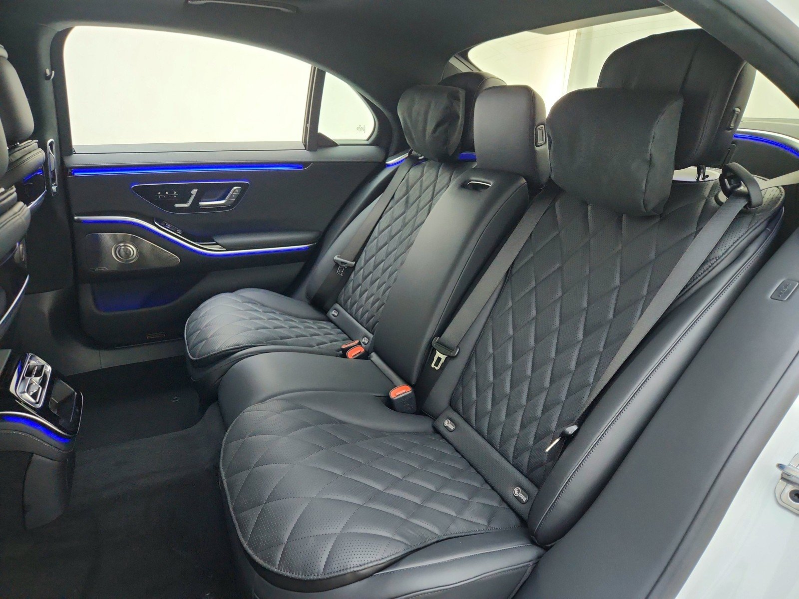 New 2026 MANUFAKTUR Moonlight White Metallic Mercedes-Benz S 580 4MATIC® Sedan image 11