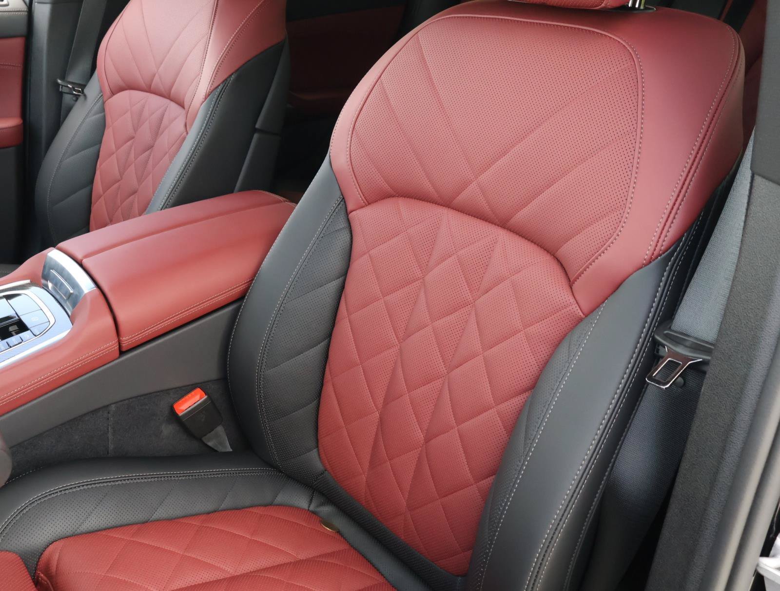 Used 2025 Black Sapphire Metallic BMW M60i image 13