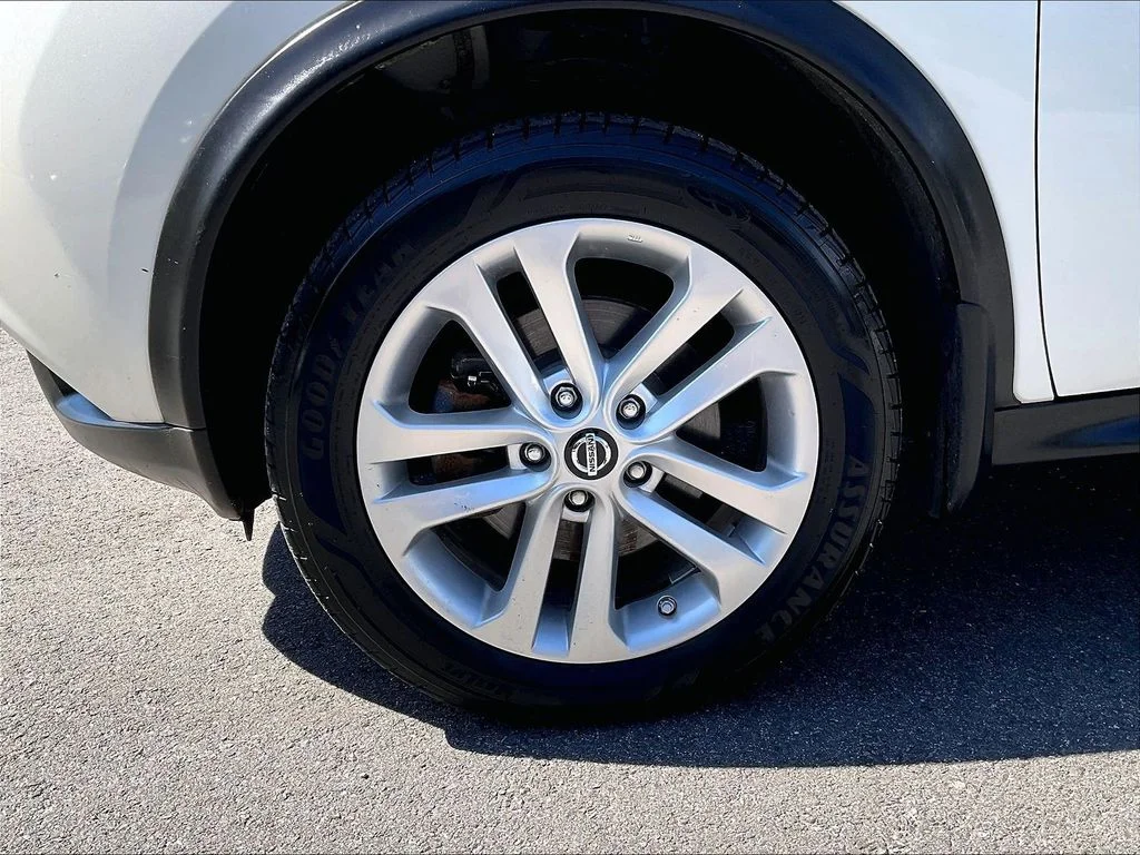 Used 2016 White Nissan SV image 22