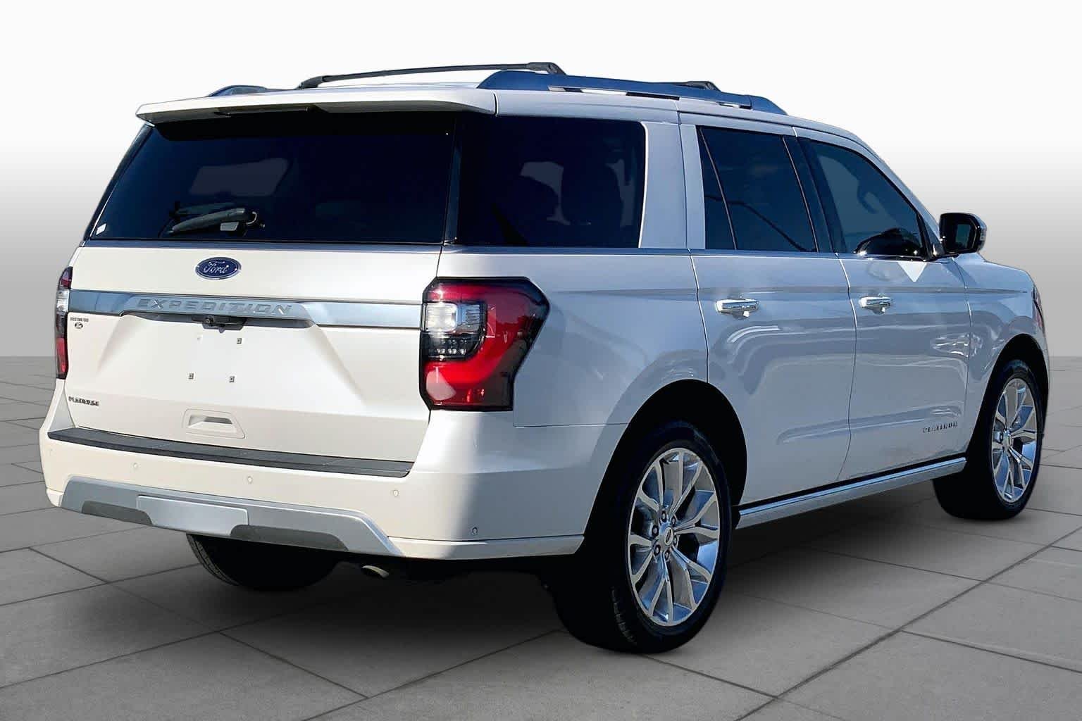 Used 2018 White Platinum Metallic Tri-Coat Ford Platinum image 12