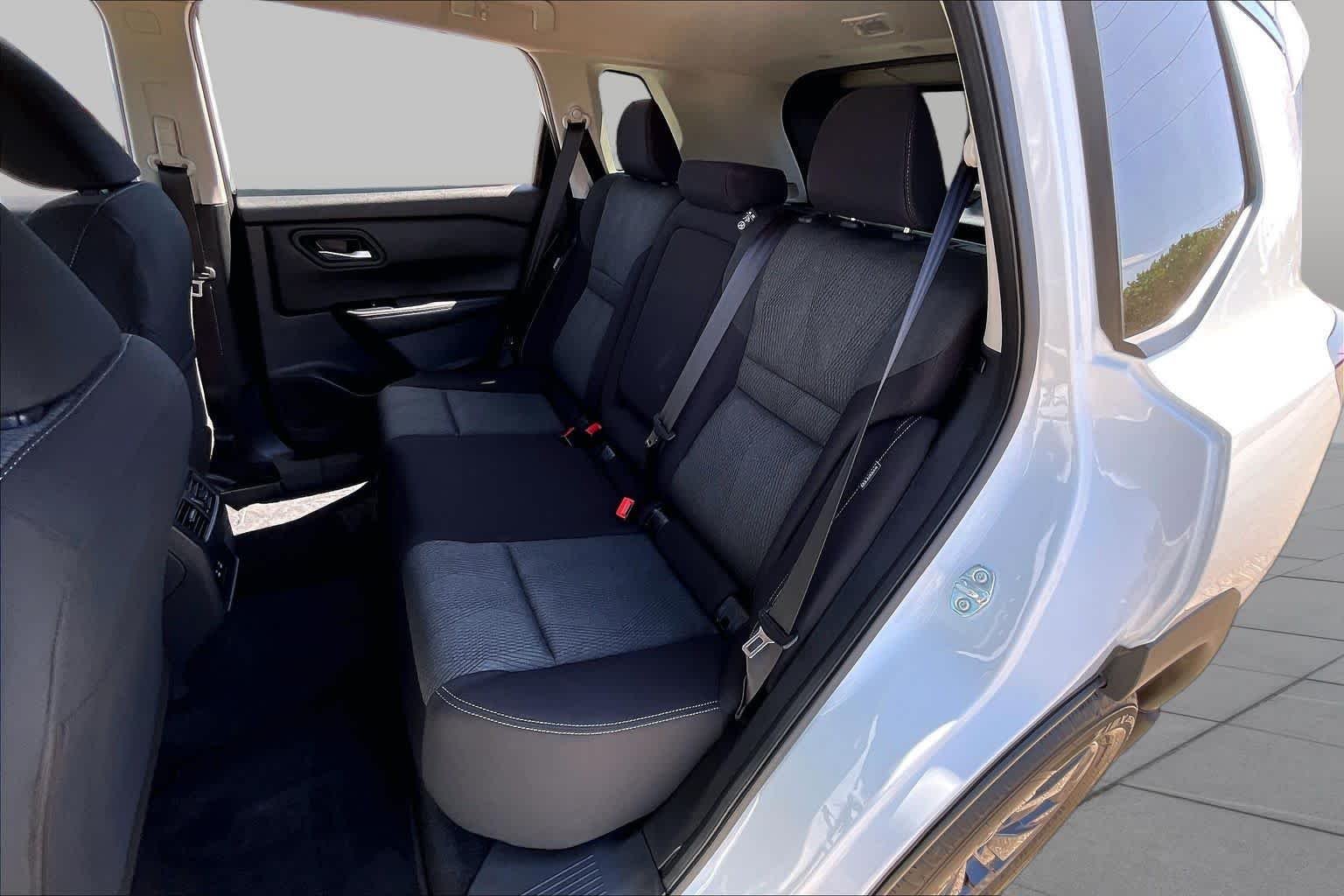 Used 2025 Everest White P Nissan SV image 19