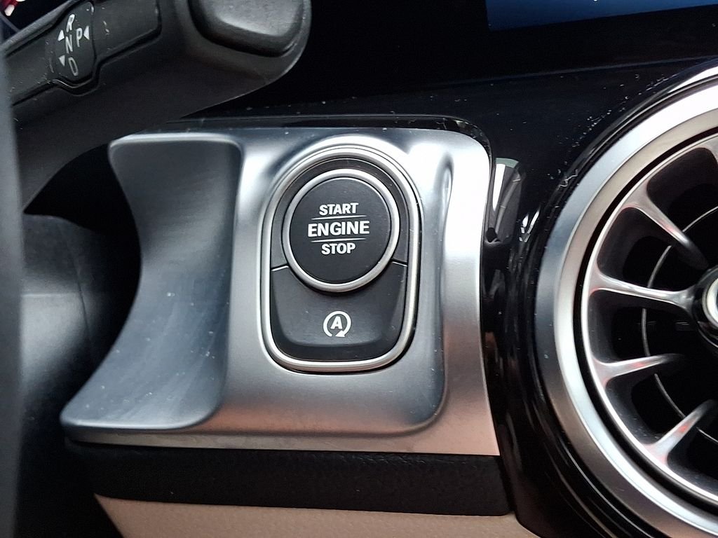 Used 2026 White Mercedes-Benz GLB 250 image 23