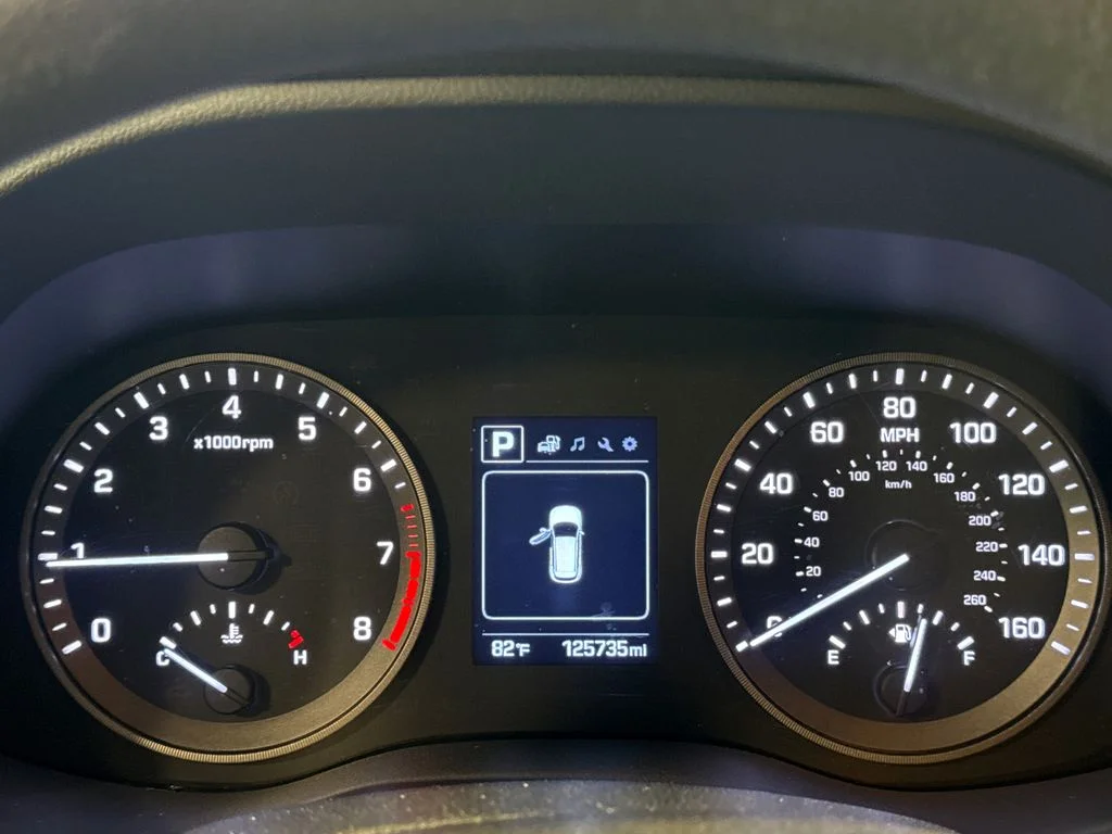 Used 2018 White Hyundai SE image 19