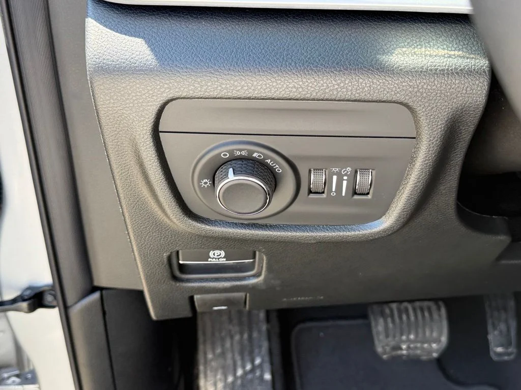 New 2026 Silver Zynith Exterior Paint Jeep Altitude image 17