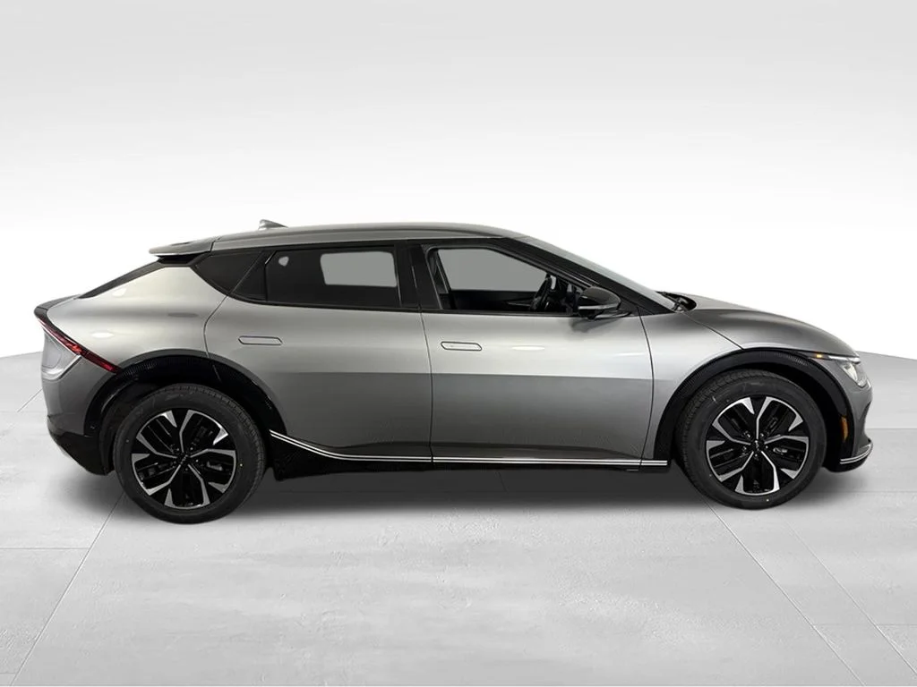 Used 2024 Steel Gray Kia Wind image 6