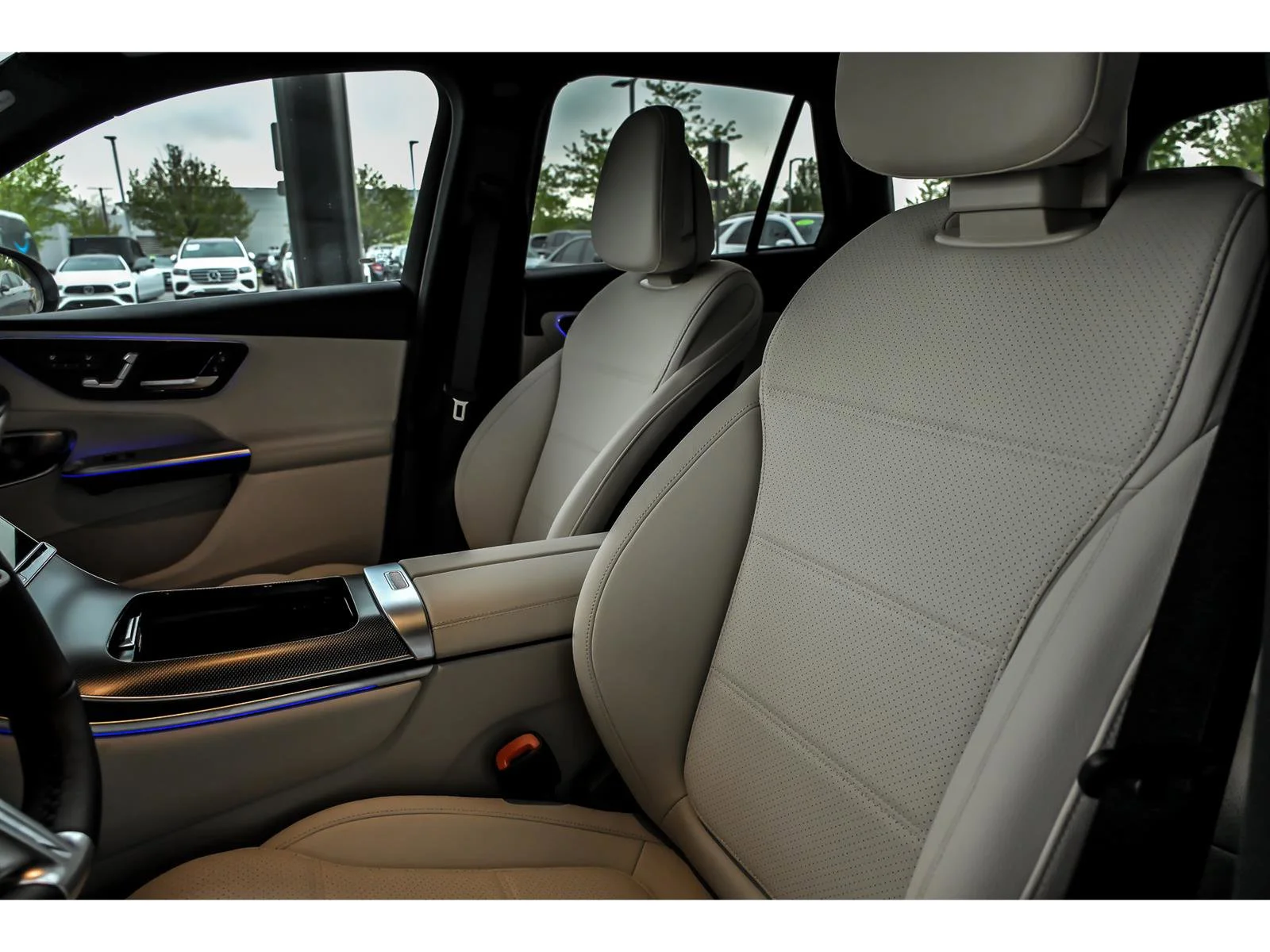 New 2026 MANUFAKTUR Moonlight White Metallic Mercedes-Benz GLC 300 image 54