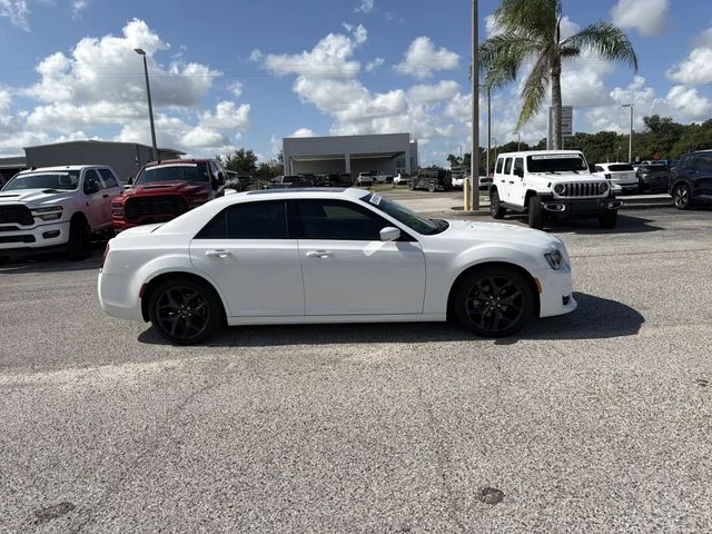 Used 2022 White Chrysler Touring image 3