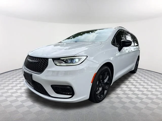 Used 2024 White Chrysler Limited image 1