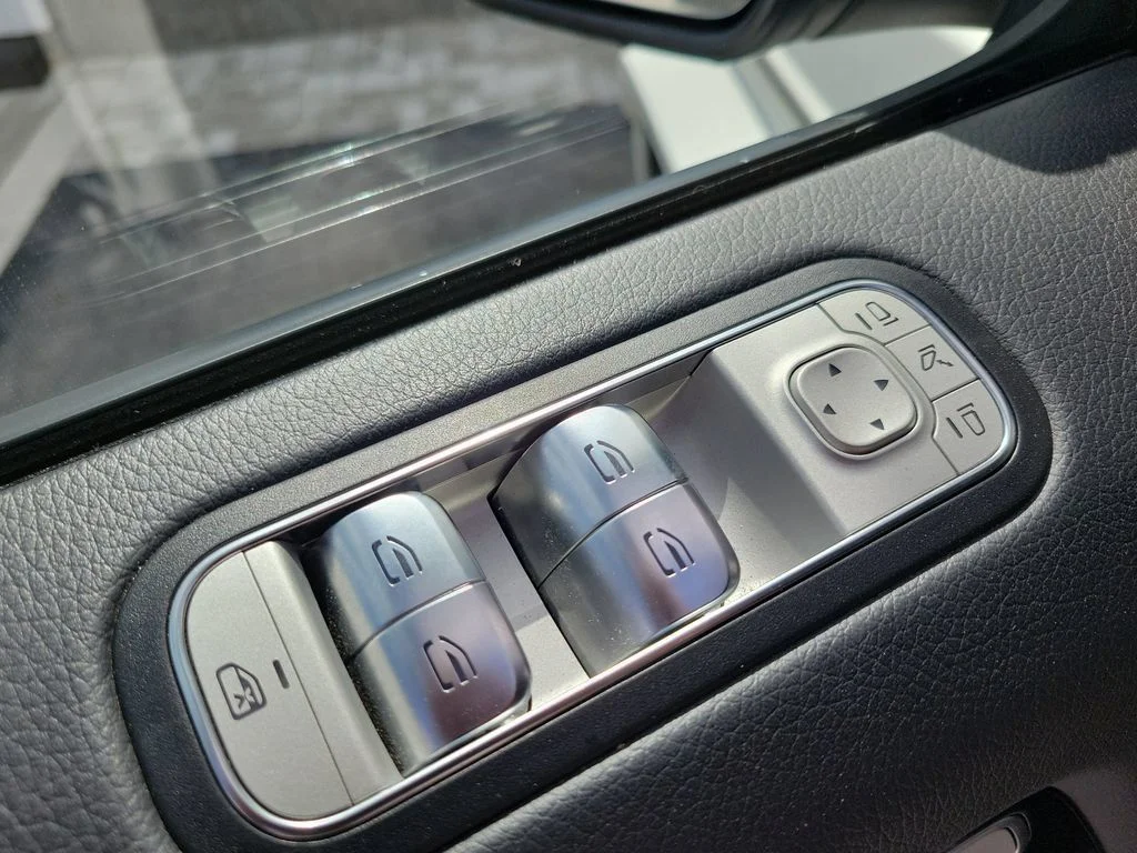 Used 2025 White Mercedes-Benz G 550 image 17