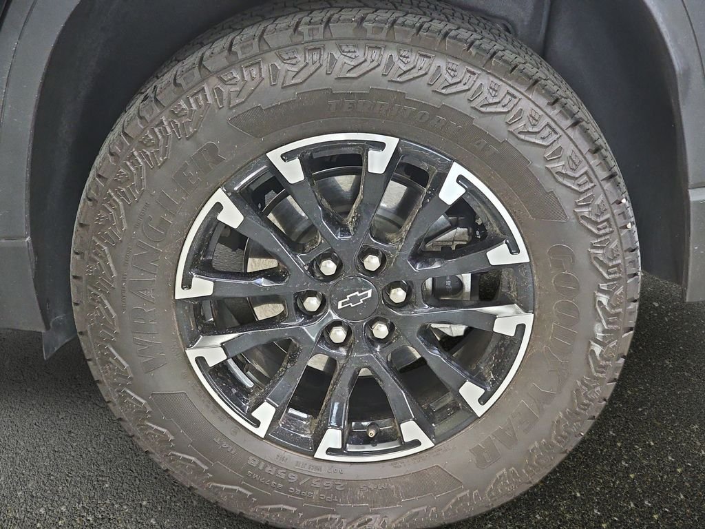 Used 2025 Black Chevrolet Z71 image 36