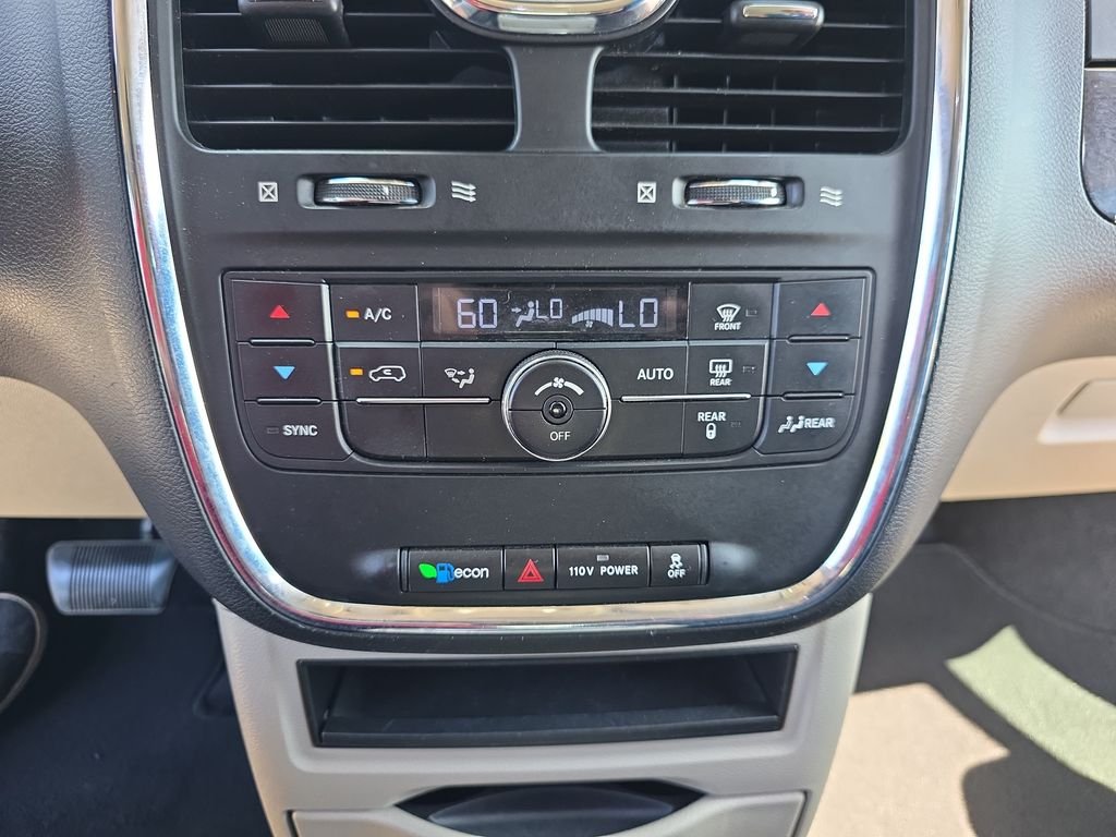 2011 Chrysler Town & Country Touring - Photo 23