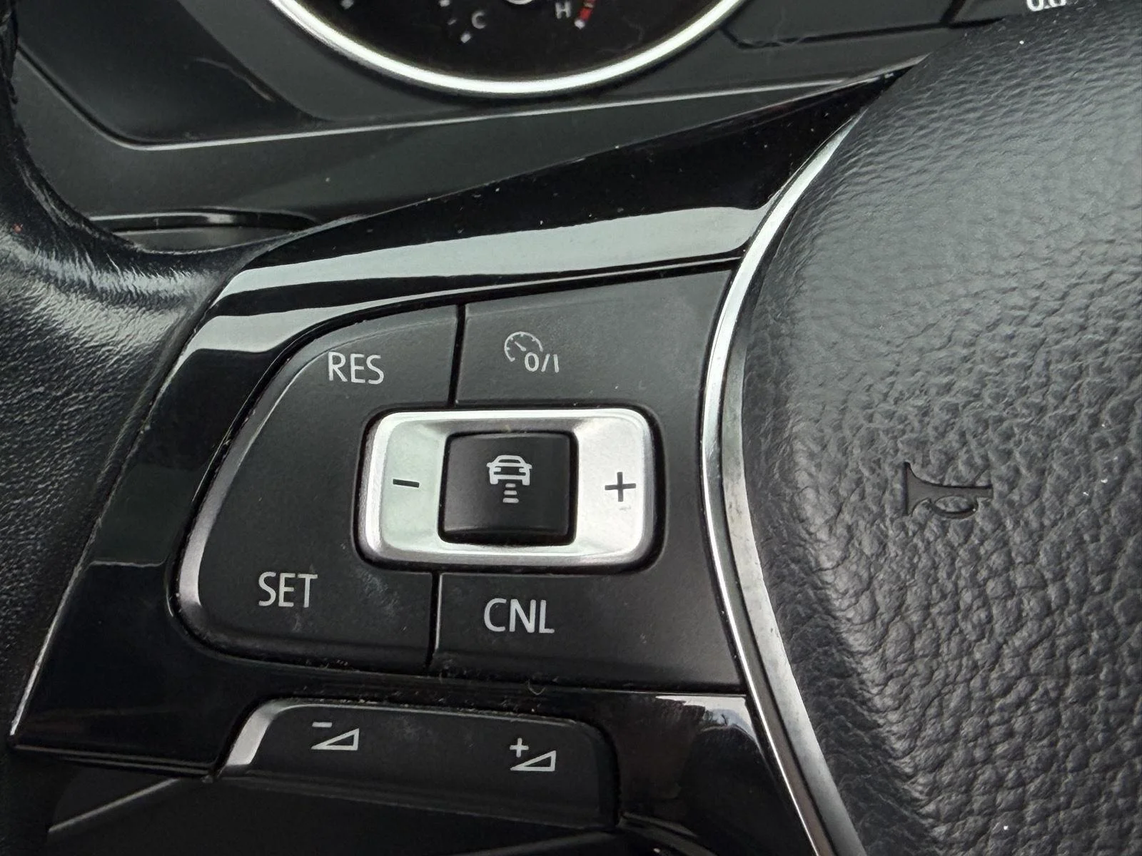 Used 2018 White Silver Metallic Volkswagen SEL image 10