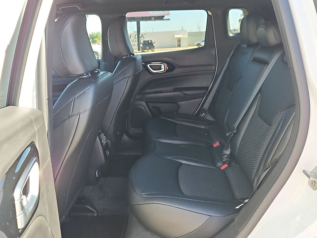 New 2026 Bright White Clearcoat Jeep Latitude image 11