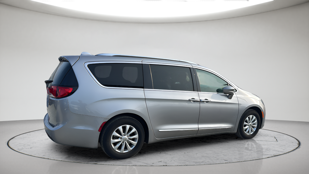 Used 2018 Silver Chrysler Touring L image 4