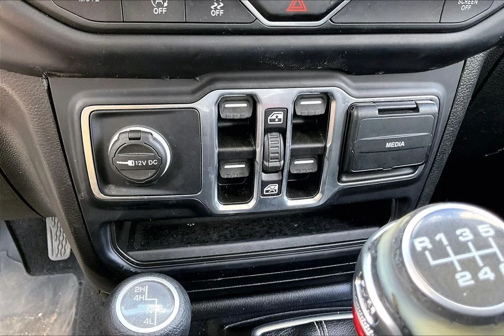 Used 2019 Silver Jeep Unlimited Sahara image 15