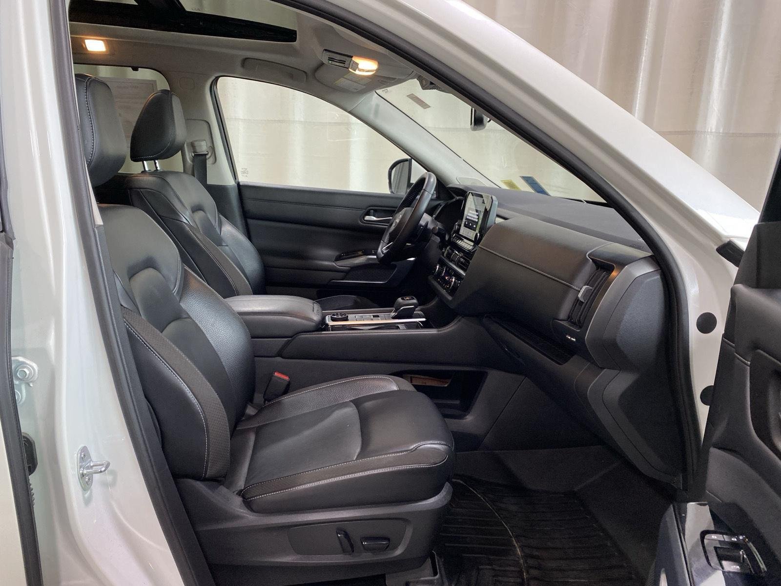 Used 2022 Pearl White Tricoat Nissan SL image 10