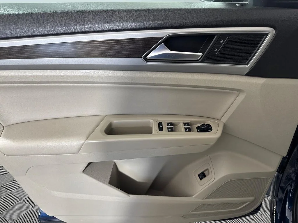 Used 2018 Blue Volkswagen SEL image 19