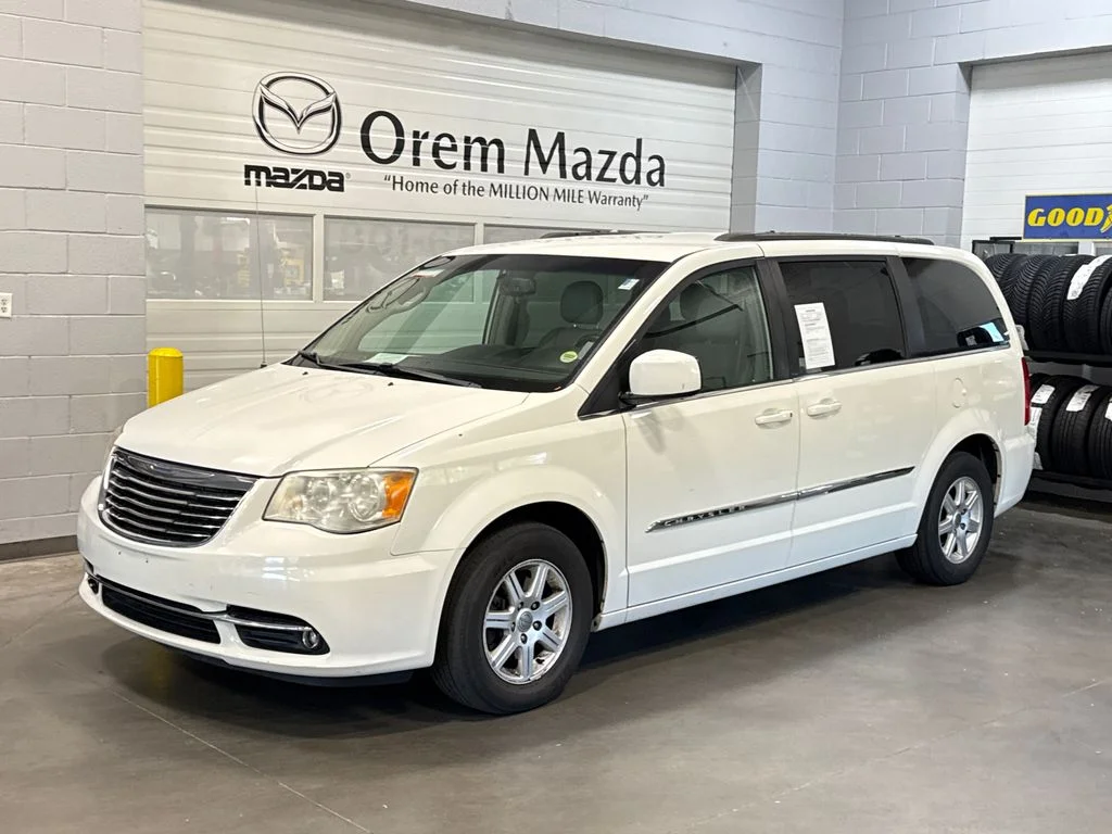 2013 Chrysler Town & Country Touring's photo