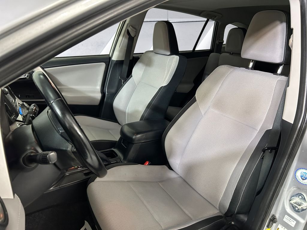 Used 2018 Silver Toyota XLE image 8