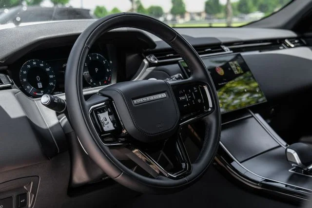 Used 2025  Land Rover Dynamic SE image 18
