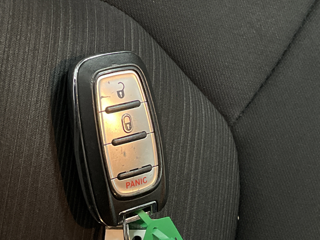 Used 2018 Granite Crystal Metallic Clearcoat Chrysler L image 22